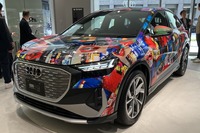 蜷川実花とのコラボデザイン、Q4 e-tronのラッピングカー