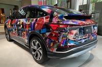 蜷川実花とのコラボデザイン、Q4 e-tronのラッピングカー