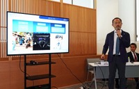 車内での体験価値を高める次世代製品「Ready」について説明する、ハーマンインターナショナル 代表取締役 桑原拓磨氏