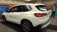 体験会場にはデモ用としてBMW『X5』を置き、最新のコックピットを活用した最新オーディオのデモが行われた