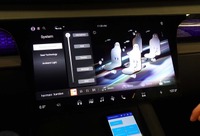 BMW X5の車内に計44個のスピーカーと4つのマイクを設置した