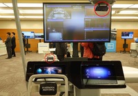 二つの赤外線カメラ(◯枠内)でドライバーの表情や脈拍や呼吸までもセンシングして、運転への集中度を推定する