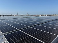 アイゼン小沢渡東工場の屋根上に新たに設置された太陽光発電設備