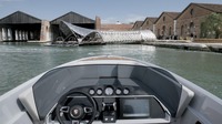 ポルシェとノーマン・フォスター財団が伊ベネチアで建築インスタレーション「ベネチアの水路への入り口」発表