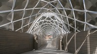 ポルシェとノーマン・フォスター財団が伊ベネチアで建築インスタレーション「ベネチアの水路への入り口」発表