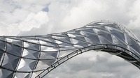 ポルシェとノーマン・フォスター財団が伊ベネチアで建築インスタレーション「ベネチアの水路への入り口」発表