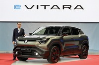鈴木社長とスズキ e VITARA（欧州向け）