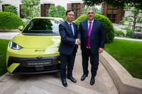 BYDの王伝福 会長とハンガリーのオルバーン・ヴィクトル首相