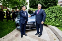 BYDの王伝福 会長とハンガリーのオルバーン・ヴィクトル首相