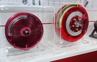 アステモが開発中の12インチ インホイールモーター(左)と19インチ インホイールモーター(右)