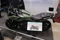 ホンダ:サイドかバーやミッドカウルなどに無塗装のエンジニアリングプラスチックを利用