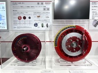 軽EVでは、12インチサイズのインホイールモーター(左)を4輪に搭載する(アステモ/人とくるまのテクノロジー展2025 YOKOHAMA)