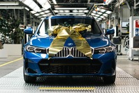 BMWグループが300万台目となる電動車の生産を達成。イギリス市場向けのPHEV、BMW『330eツーリング』がラインオフ
