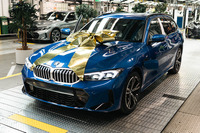 BMWグループが300万台目となる電動車の生産を達成。イギリス市場向けのPHEV、BMW『330eツーリング』がラインオフ
