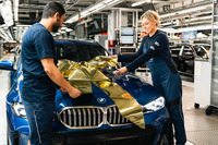 BMWグループが300万台目となる電動車の生産を達成。イギリス市場向けのPHEV、BMW『330eツーリング』がラインオフ