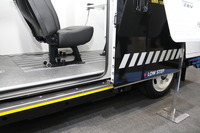 日野自動車の「デュトロZ EVモバイルオフィス」