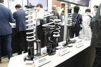 日野のEVトラック移動オフィス、HKSのハイエースコンセプト、小野測器の新計測器に注目…人とくるまのテクノロジー展2025