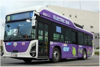 江戸紫色の車体に大きなプラグを描いたEVバスの外観