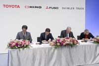 (向かって左から)トヨタの佐藤社長、日野の小木曽社長、三菱ふそうのデッペン社長、ダイムラートラックのラドストロムCEO