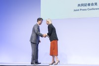 トヨタの佐藤社長(向かってひだり)とダイムラートラックのラドストロムCEO