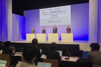 (向かって左から)トヨタの佐藤社長、日野の小木曽社長、三菱ふそうのデッペン社長、ダイムラートラックのラドストロムCEO