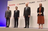 (向かって左から)トヨタの佐藤社長、日野の小木曽社長、三菱ふそうのデッペン社長、ダイムラートラックのラドストロムCEO