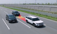 後方車両が約10m以内に接近すると、センサーがこれを認識し、まず音響や視覚的な警告をドライバーに伝達