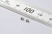 車載市場向け2012Mサイズ(2.0×1.25mm)/定格電圧50Vdcにおいて静電容量10µFの積層セラミックコンデンサ