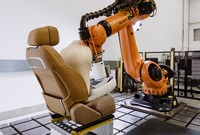 ジャガー・ランドローバーのロボットによるシート耐久テスト