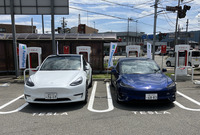 ファミリーマート秋田御所野湯本店で運用開始した「テスラ・スーパーチャージャー」