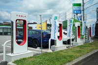 ファミリーマート秋田御所野湯本店で運用開始した「テスラ・スーパーチャージャー」