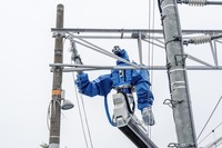 ZIZAI（多機能鉄道重機）：架線支持物塗装の様子