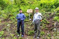小野測器・大越祐史代表取締役社長（左）と、栃毛木材工業代表取締役の関口弘氏（右）