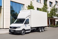 MANの商用車『TGE』のボックスボディ付きセミトレーラー仕様