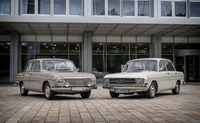 DKW F102(左)とその後継車のアウディ F103