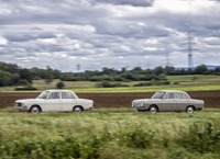 DKW F102(右)とその後継車のアウディ F103