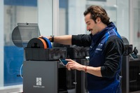 BMWが3Dプリンター製造で発生する廃棄粉末と使用済み部品をリサイクルし、新たな部品製造に活用