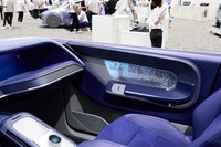 将来のコックピットを想定した「Opale」。まるでドアが透過しているように車外の映像をドアに投影して後方から近づく自転車などを発見しやすくする