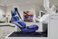 安全性とリラックスを両立させる新世代シート。45度までのリラックス姿勢であれば、Bピラーのシートベルトでも安全性能を担保できる