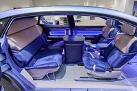 次世代のスマートキャビン「Saphir」。休憩時には運転席も回転し、キャビン全体を1つの空間として使用できる