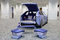 次世代のスマートキャビン「Saphir」。車内のシートやフロアボードなどを外へ持ち出し、屋外での利用も可能となる