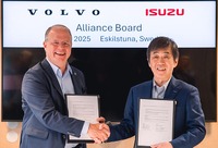 契約締結式。ボルボ・グループのルンドステット プレジデント兼CEO(左)といすゞの片山正則 会長兼CEO