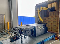コンテナから荷降ろしするRockyOne