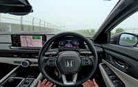 ハンズオフ機能は濃霧の高速道路でも安定して動作した（POVカメラで撮影）