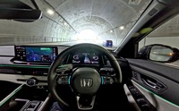 ハンズオフ機能でトンネル内を走行（POVカメラで撮影）