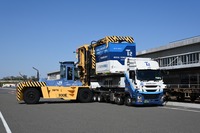 T2のトラックから共用コンテナを積み替える様子