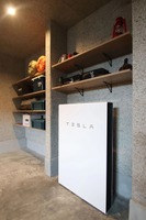 ガレージに設置されたテスラ蓄電池