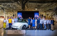 キアが欧州初の現地生産EV『EV4』の量産をスロバキア工場で開始
