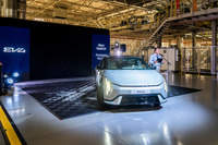 キアが欧州初の現地生産EV『EV4』の量産をスロバキア工場で開始