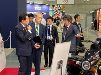 ムサシブースを訪れた岸田文雄前首相